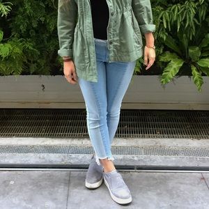 Cropped light wash two tone jeans